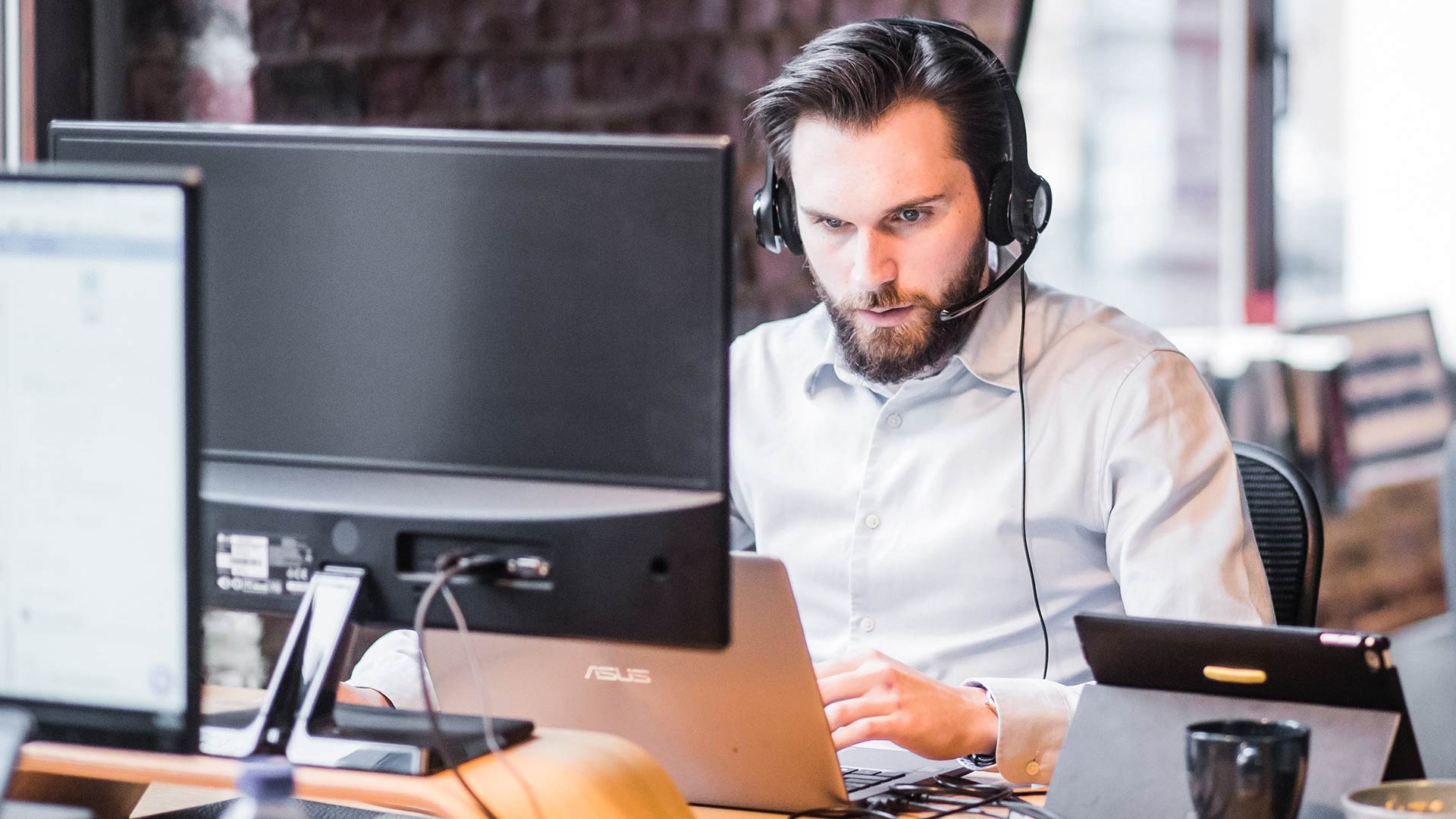 Koncentrerad medarbetare på arbetsplats